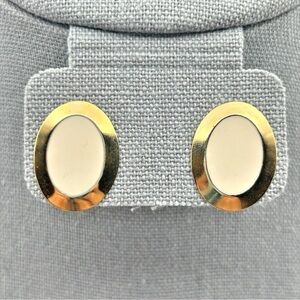 Vintage Gold Tone Oval and Cream Lightweight Classic Stud Pierced Earrings